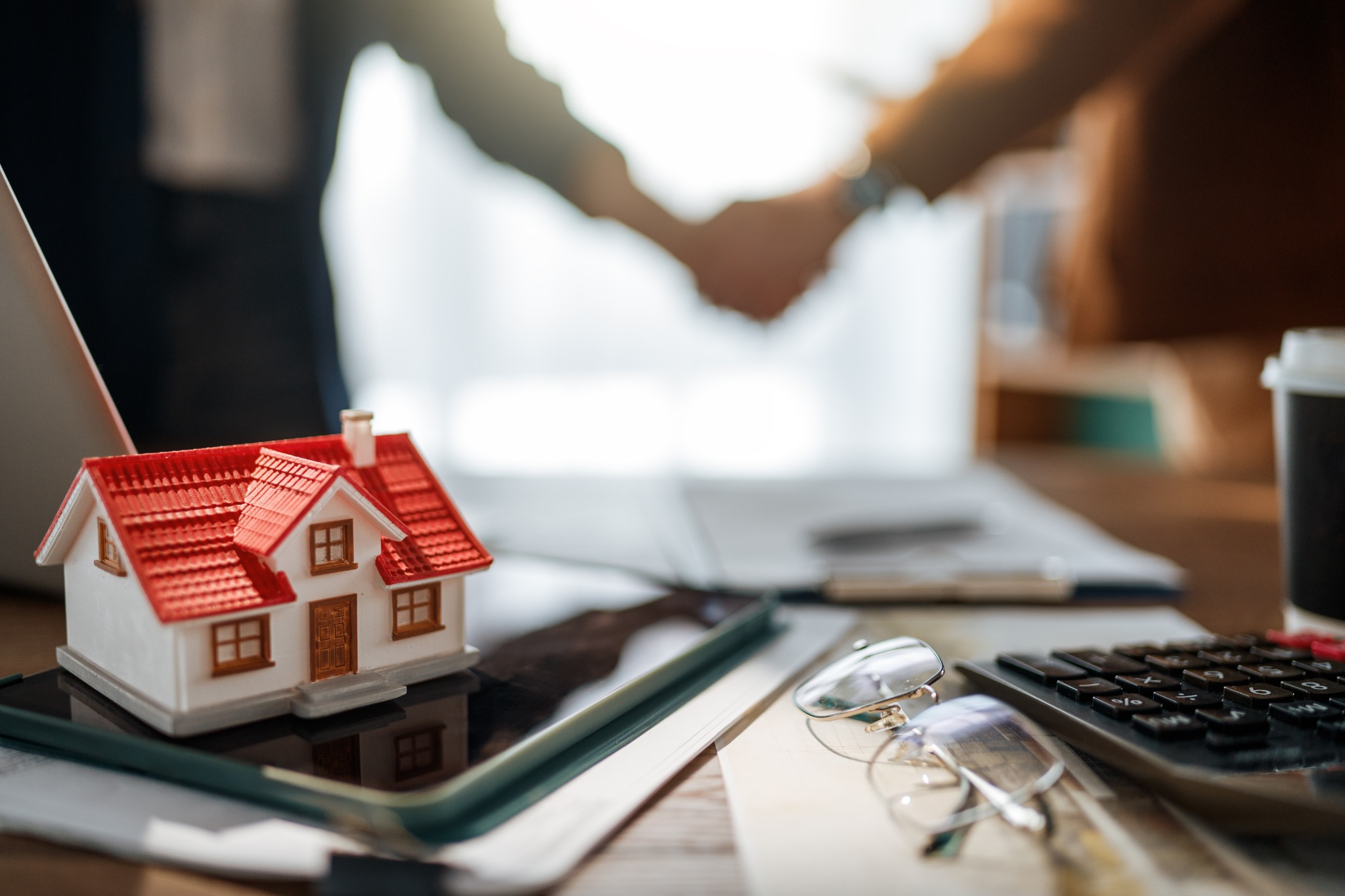 Cierre de una operación inmobiliaria y entrega de vivienda