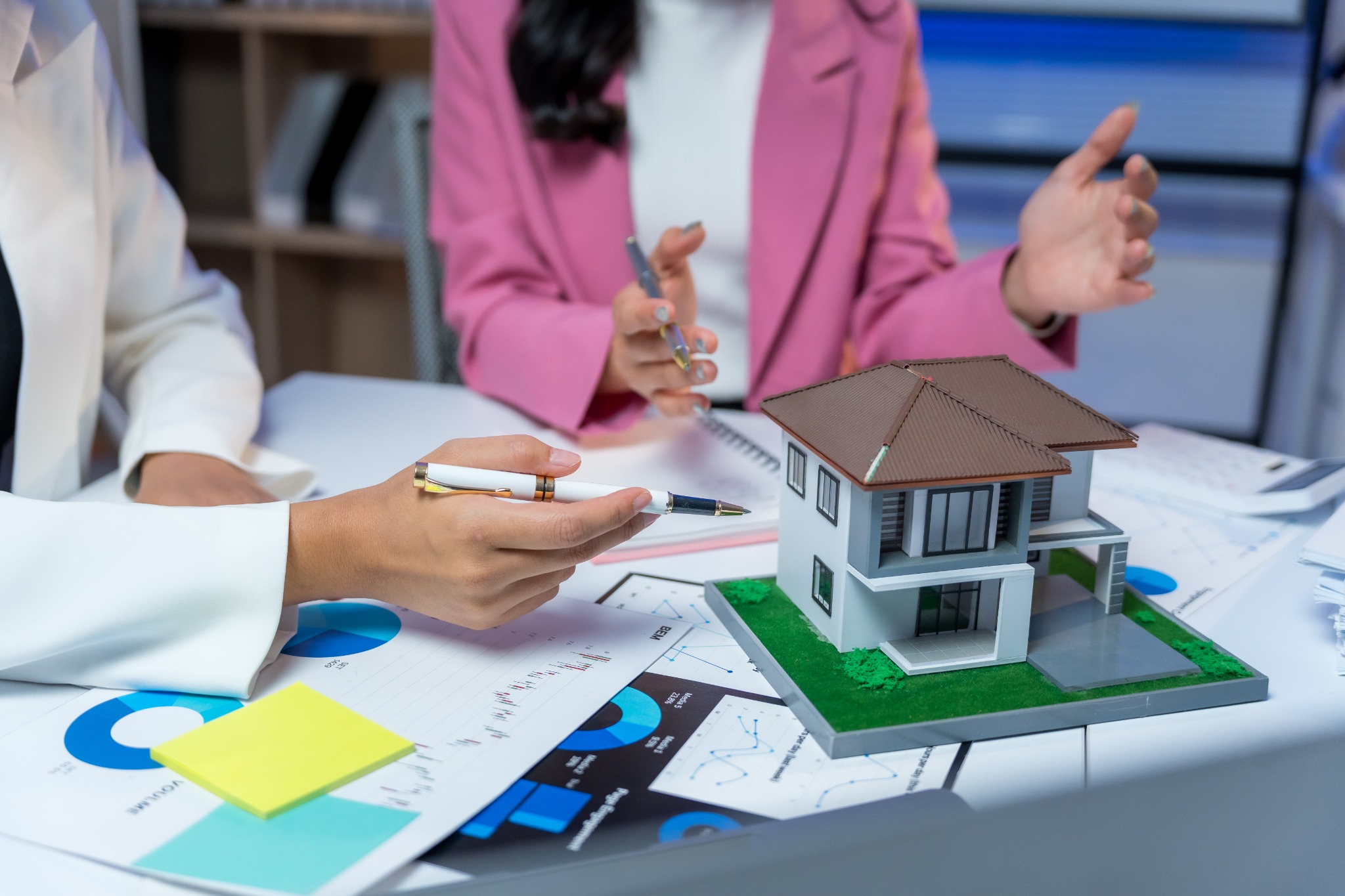 Asesoramiento sobre inversión inmobiliaria con maqueta de vivienda