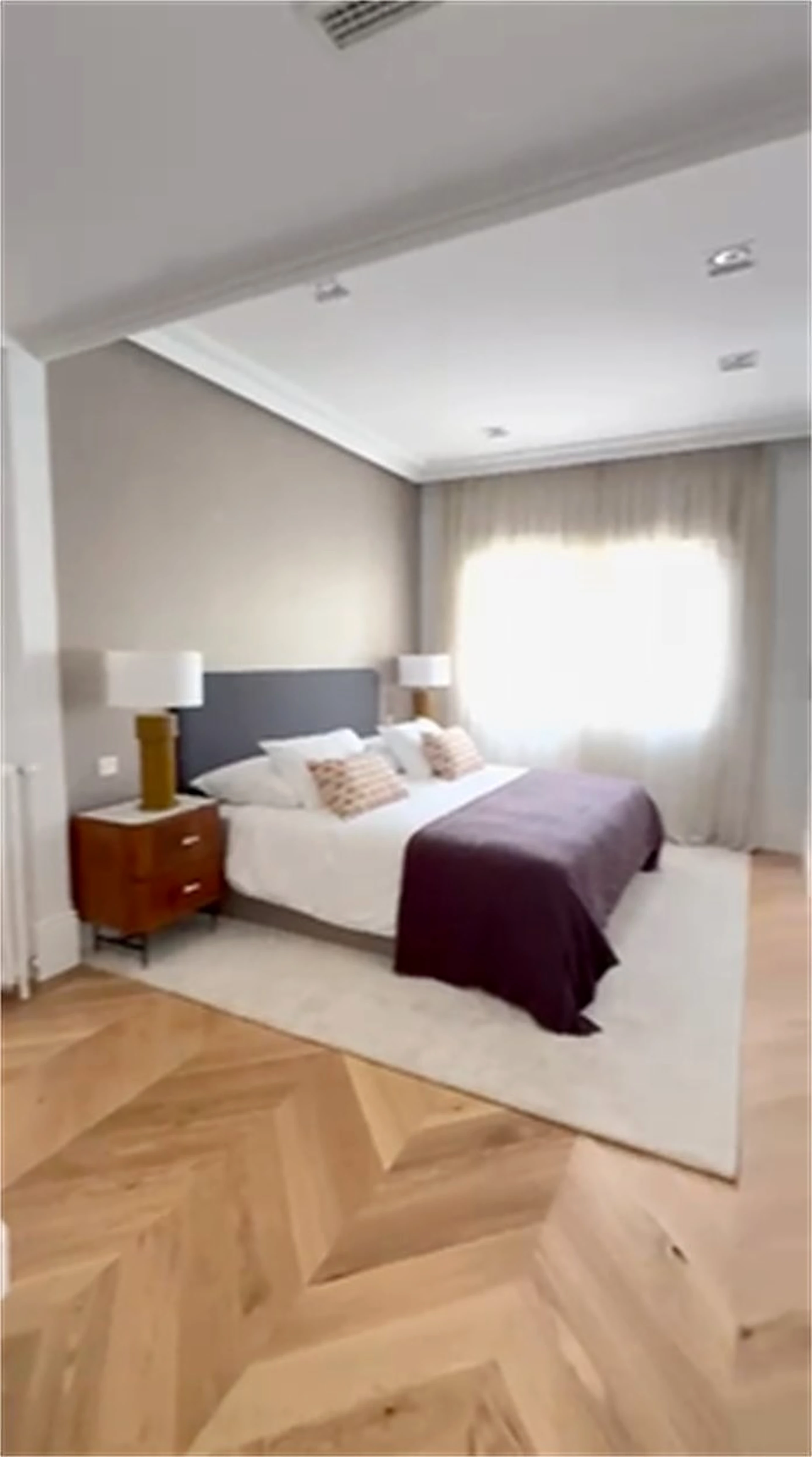 Dormitorio principal de una vivienda de lujo comercializada por Vigonte